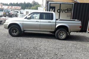 Mitsubishi L200 2.5TD 85kW stříbrná s krytou korbou